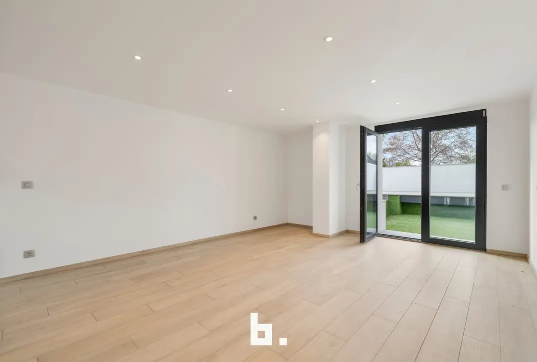 Prachtig gerenoveerd duplexappartement met groot terras en 4 kamers-Wevelgem-€275.000
