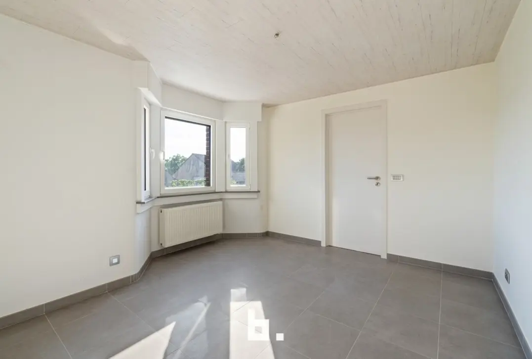 Ruime halfopen bebouwing met loods van 165 m² op 560 m² in Oostrozebeke - Oostrozebeke