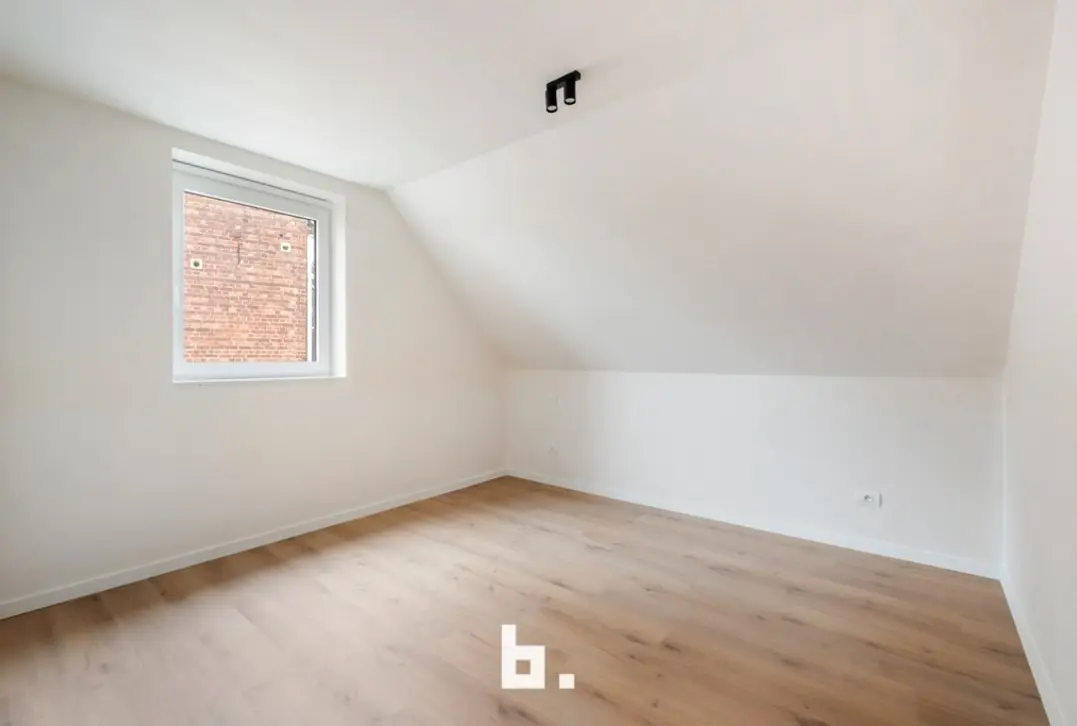 Ruime nieuwbouwwoning met 4 slaapkamers, garage en mooi afgewerkte tuin - Roeselare