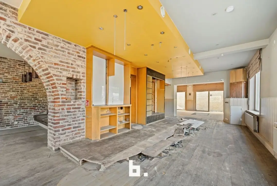 Karaktervolle eigendom met uitzonderlijk potentieel op toplocatie in Roeselare - Roeselare