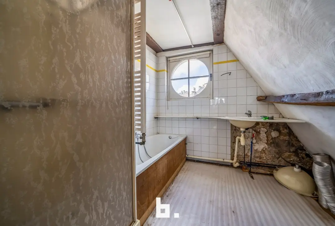 Te renoveren handelspand met woonst in het historische Hart van Brugge - Brugge