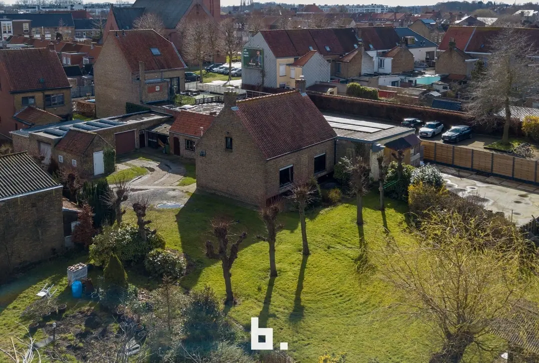 Te renoveren woning met vergunde B&B op ruim perceel te Brugge - Brugge