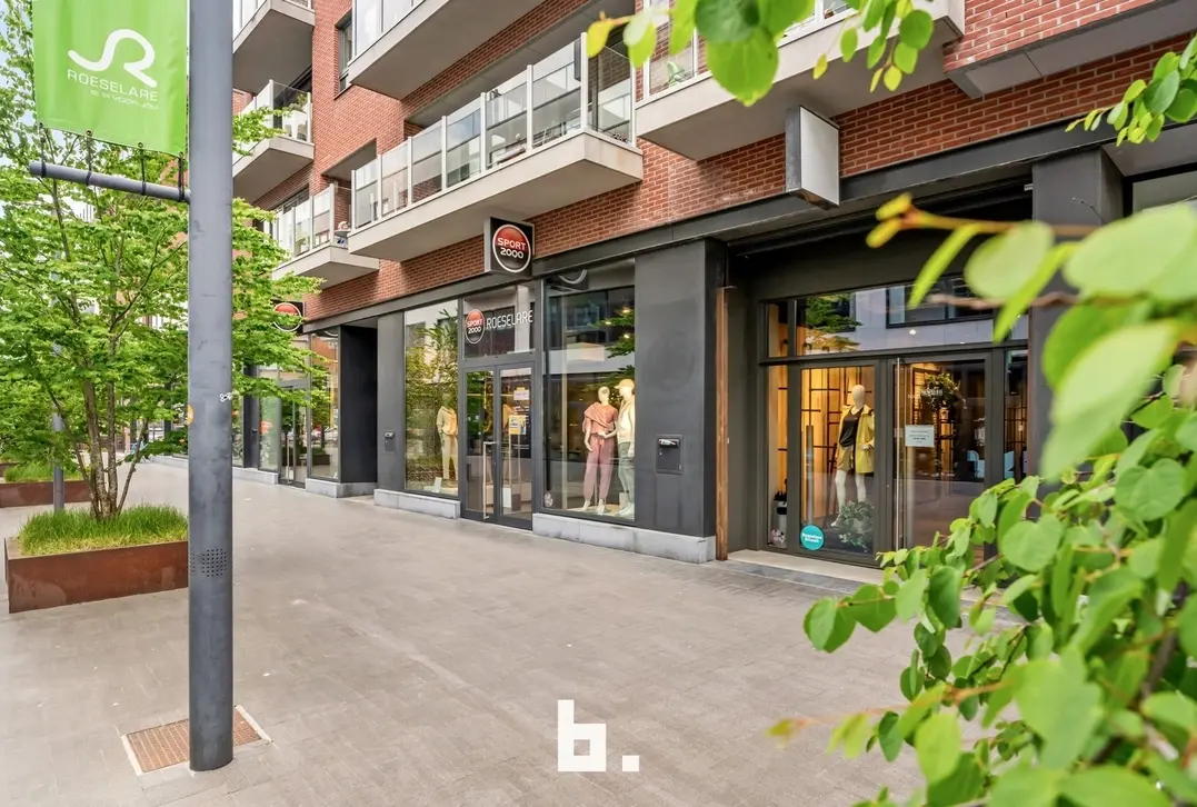 Winkelruimte van 592 m² met een ideale locatie in het hart van Roeselare! - Roeselare