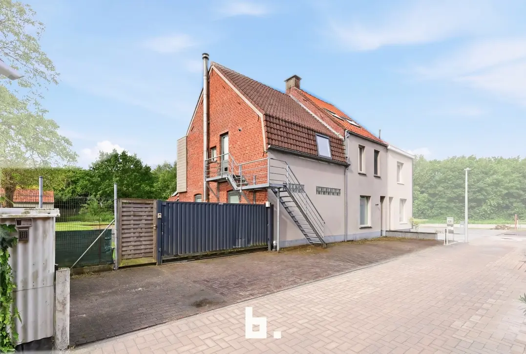 Uitzonderlijk ruime woning met opbrengsteigendom en multifunctionele ruimtes - Kortrijk