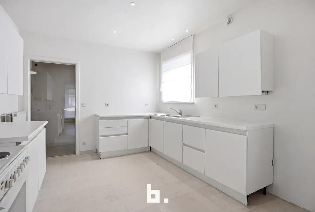 Unieke combinatie: Feestzaal met ruim appartement en grote parking te koop te Izegem! - Izegem