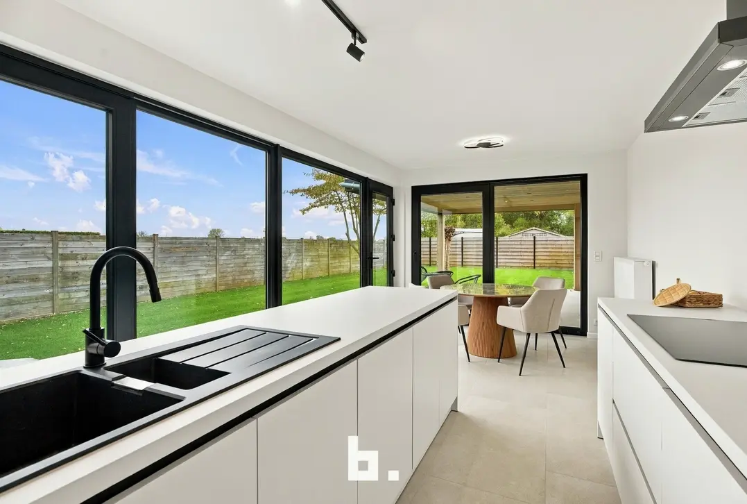 Instapklare, volledig gerenoveerde woning met 5 slaapkamers en 219 m² woonoppervlakte! - Ledegem