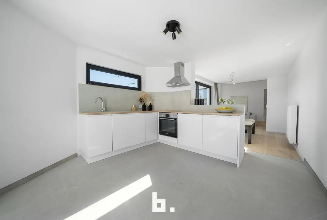 Stijlvol gerenoveerde woning met 3 slpks en prachtige tuin te Brugge waar ruimte, licht en verfijning samenkomen - Brugge