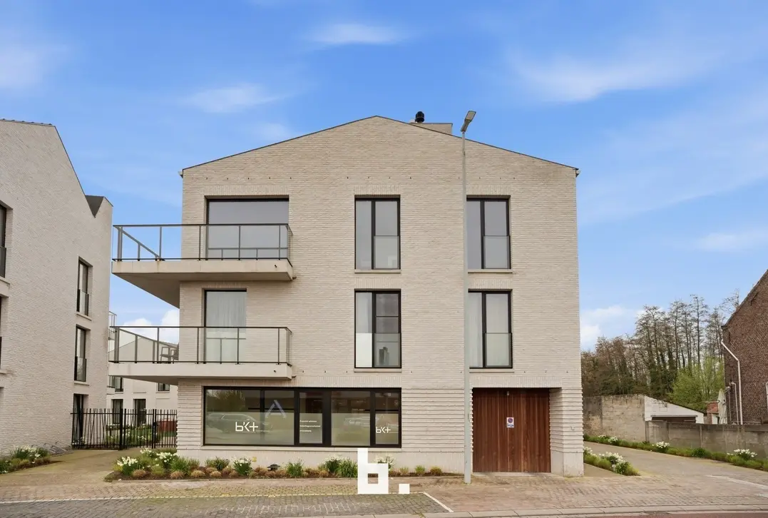 Instapklaar en lichtrijk handelspand van ca. 252 m² op strategische topligging in Rumbeke - Roeselare