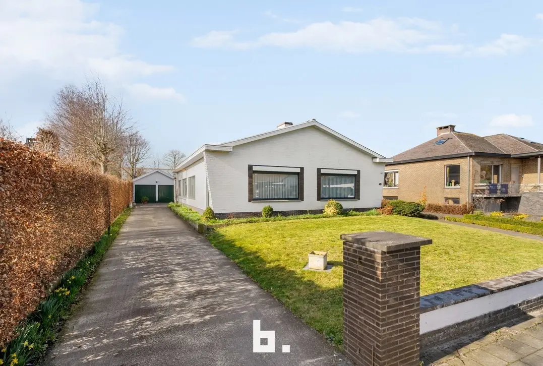 Mooie laagbouwvilla met zonnige tuin, dubbele garage en bijgebouw - Jabbeke