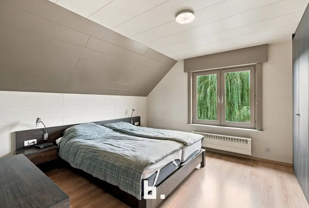 Halfopen woning met 4 slaapkamers en zeer ruime tuin te Staden. - Staden