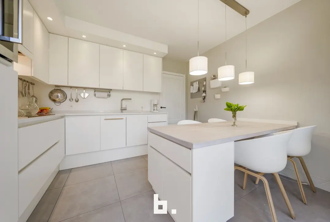 Discrete verkoop van uitzonderlijk grote villa - Varsenare