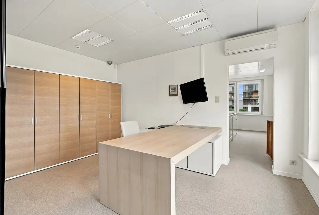 Uniek handelspand op A+++ toplocatie in Nieuwpoort | ruim parkeergelegenheid, garage & appartement - Nieuwpoort