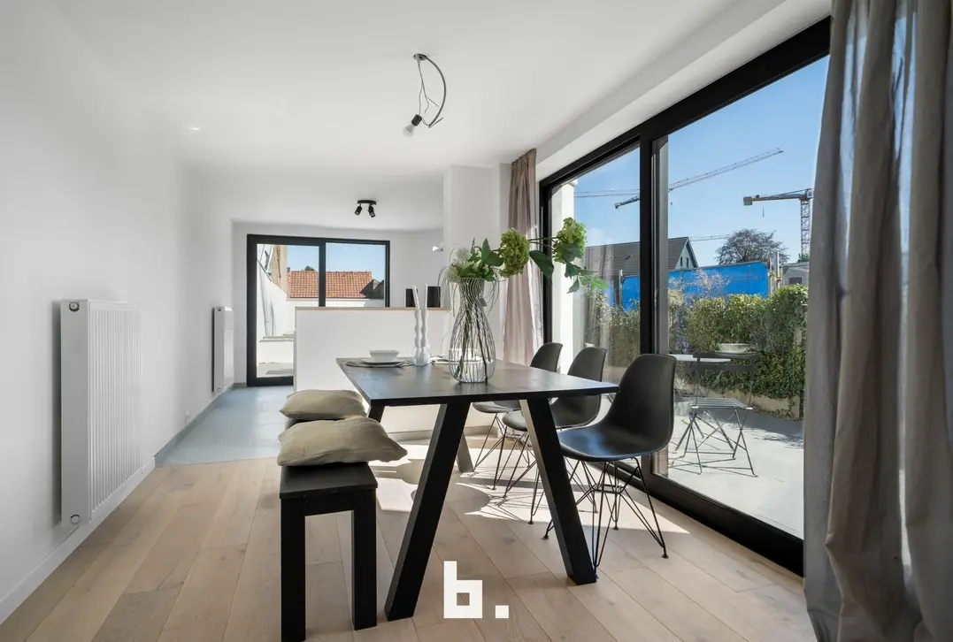 Stijlvol gerenoveerde woning met 3 slpks en prachtige tuin te Brugge waar ruimte, licht en verfijning samenkomen - Brugge