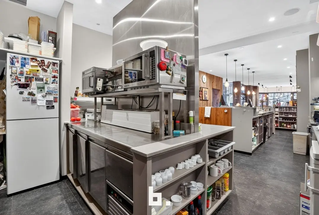 Tophorecazaak met woonst te koop op absolute A-locatie te Diksmuide - Diksmuide