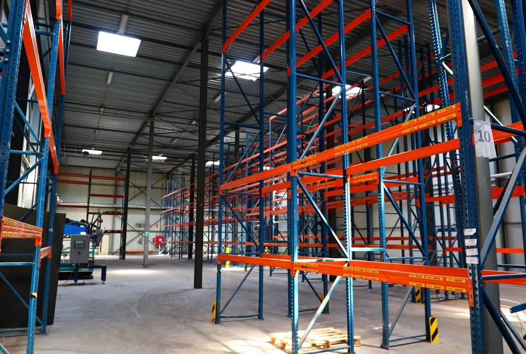 Te huur: veelzijdig bedrijfsgebouw met magazijn, kantoor en labo – instapklaar en strategisch gelegen - Malle