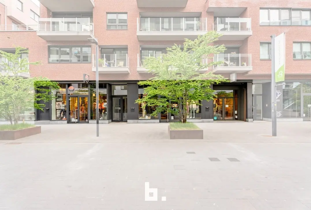 Winkelruimte van 592 m² met een ideale locatie in het hart van Roeselare! - Roeselare