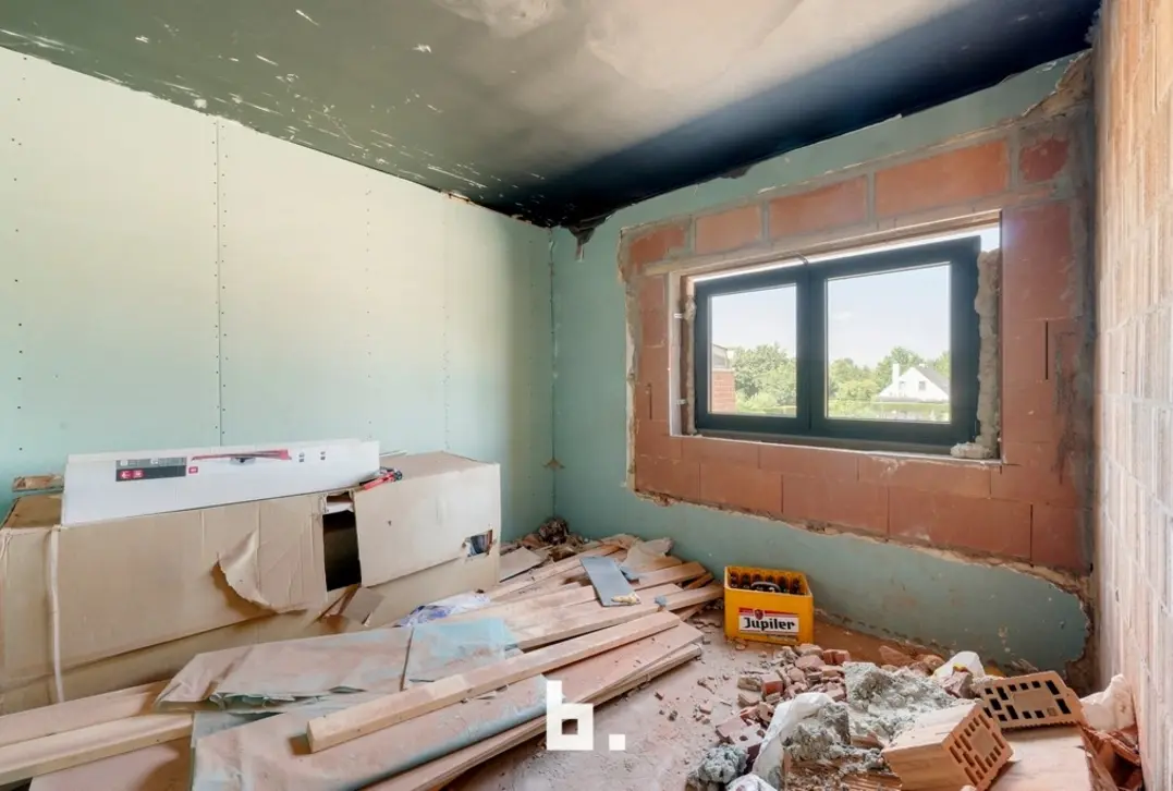 Ruime woning met enorm potentieel en reeds vergevorderde renovatie - Lichtervelde