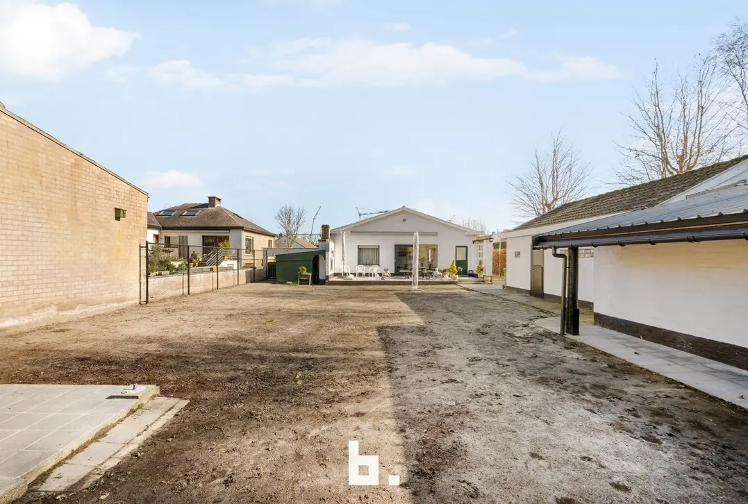 Mooie laagbouwvilla met zonnige tuin, dubbele garage en bijgebouw - Jabbeke