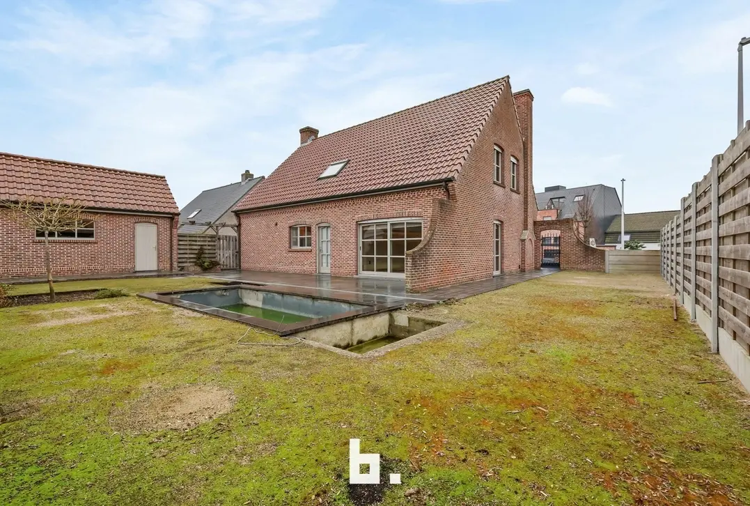Ruime vrijstaande woning met grote tuin en zwemvijver in Houthulst - Houthulst
