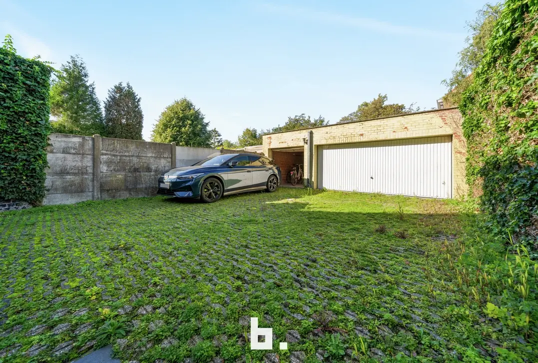 Opbrengsteigendom met 2 appartementen, handelsruimte en 2 garages in Sint-Andries - Sint-Andries
