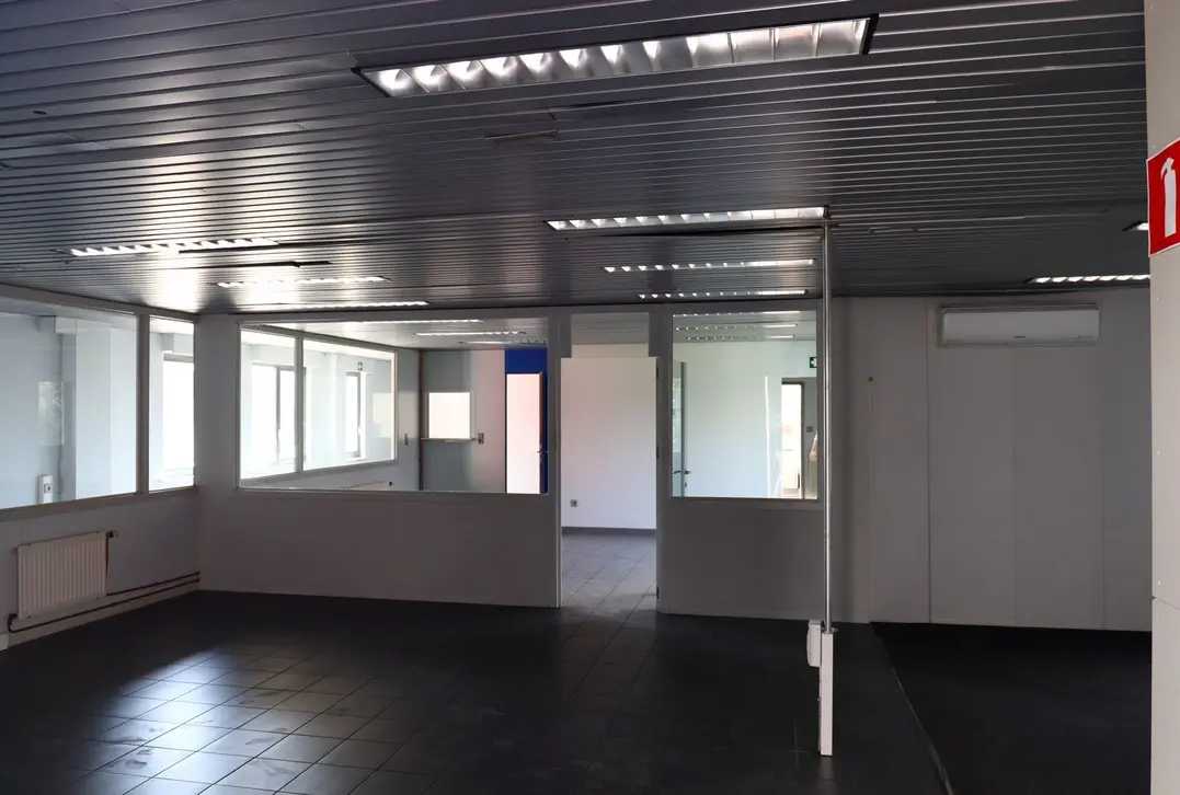 Te huur: veelzijdig bedrijfsgebouw met magazijn, kantoor en labo – instapklaar en strategisch gelegen - Malle