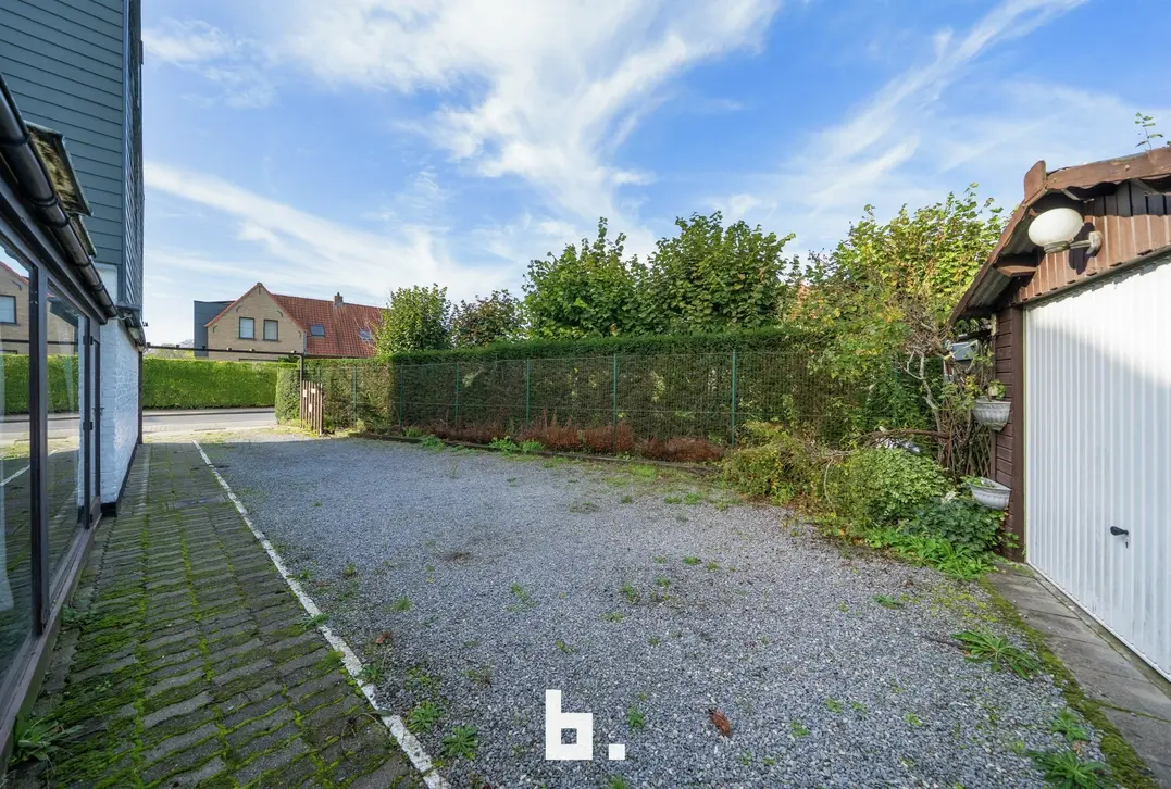 Te renoveren halfopen bebouwing 600m²met ruime tuin en garage op uitstekende ligging. - Sint-Andries