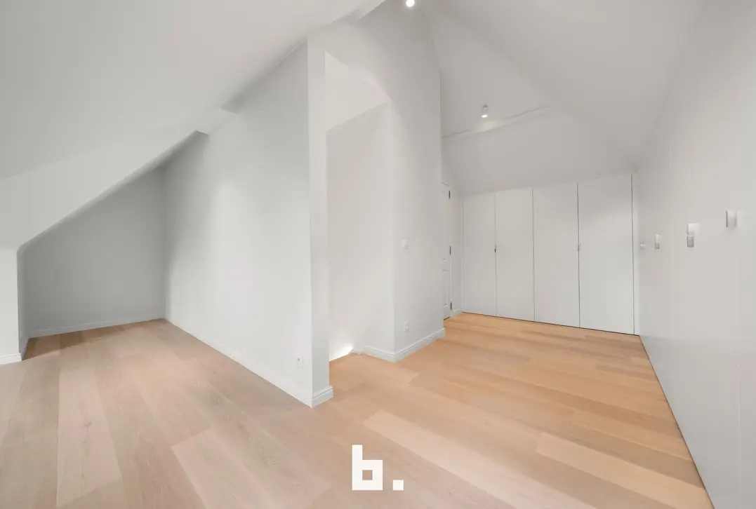 Een karaktervolle villa in uitgesproken cottagestijl, waar authentieke architectuur en hedendaags wooncomfort harmonieus samenkomen. De woning wordt omgeven doo - Oostkerke