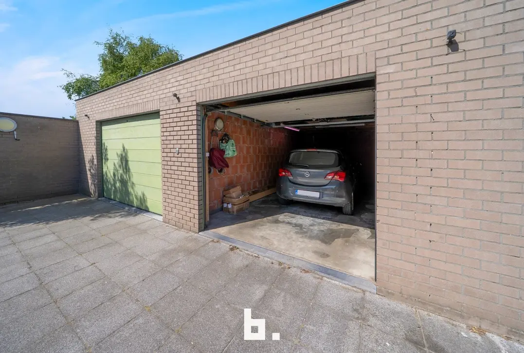 Mooie, ruime garage met elektrische poort en oprit. - Brugge