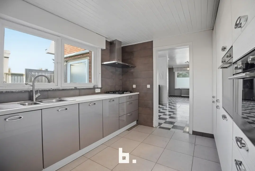 Charmante halfopen woning met tuin en carport in rustige straat-0 Kortrijk-€235.000