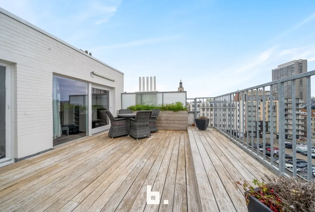 Op zoek naar een ideale pied-à-terre aan zee of een interessante investering? Deze verzorgde en lichtrijke penthouse appartement met 1 aparte slaapkam