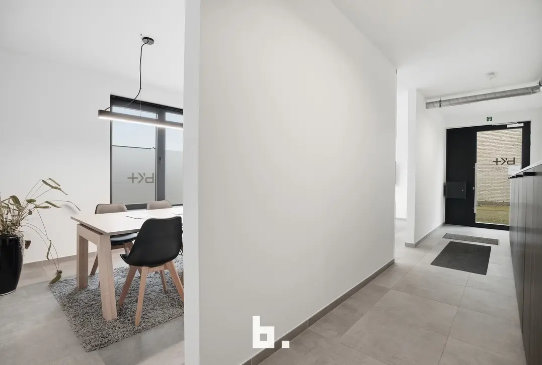 Instapklaar en lichtrijk handelspand van ca. 252 m² op strategische topligging in Rumbeke - Roeselare