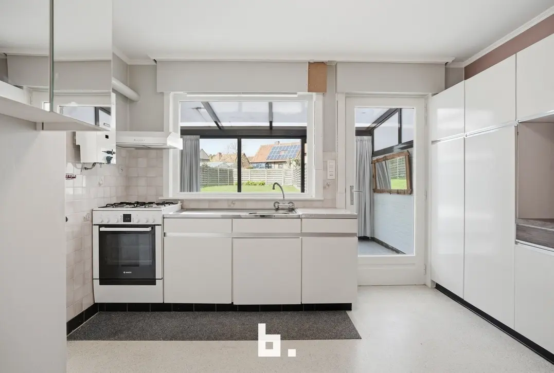 Charmante halfopen bebouwing met 4 slaapkamers, veranda en ruime tuin in Hooglede - Hooglede