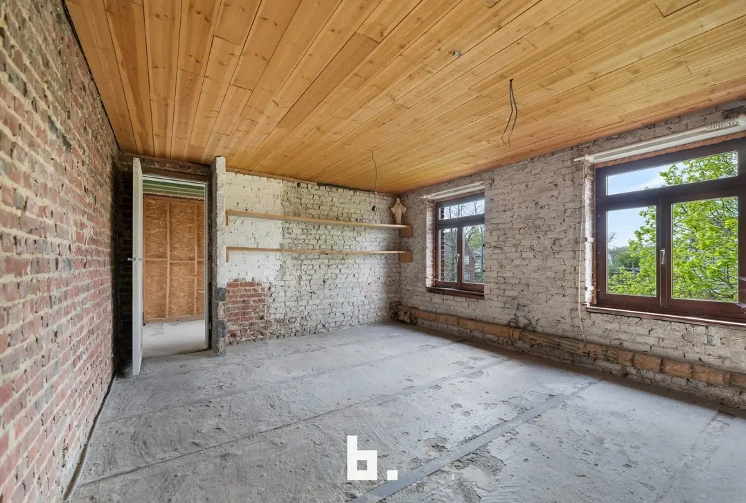 Karaktervolle renovatiewoning met ruime oprit in Kuurne - Kuurne