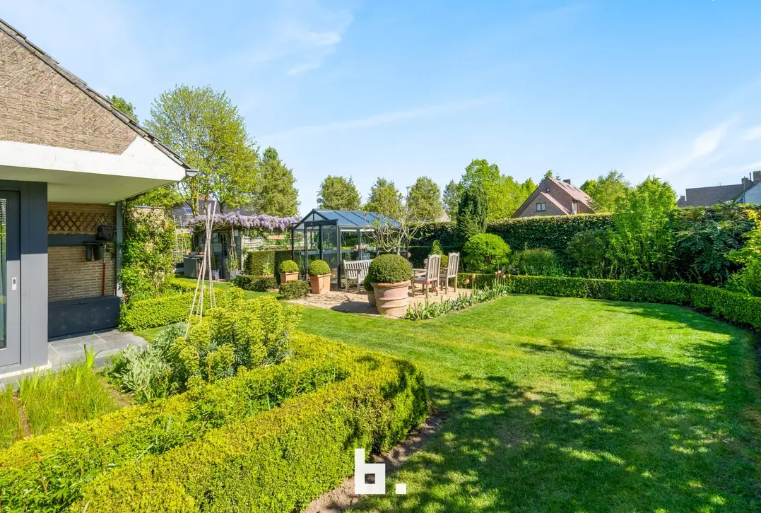 Discrete verkoop van uitzonderlijk grote villa - Varsenare