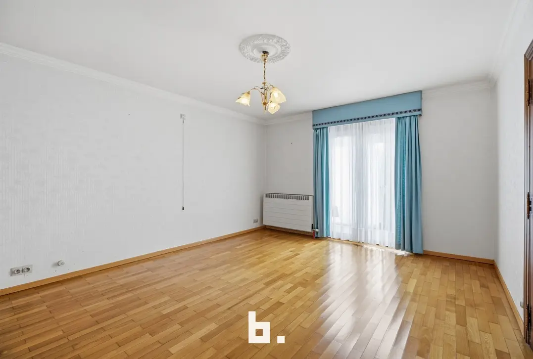 Ruime gelijkvloerse villa op 757 m² met dubbele garage en zonnige tuin - Roeselare