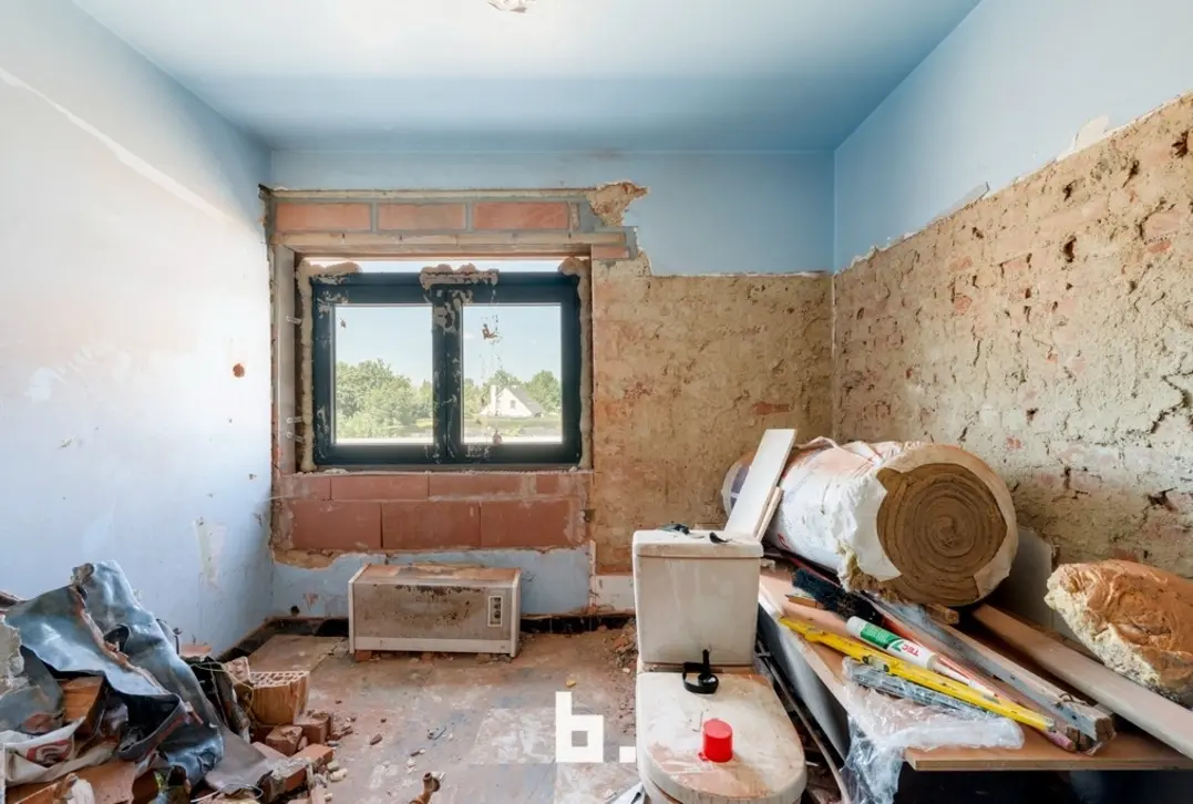 Ruime woning met enorm potentieel en reeds vergevorderde renovatie - Lichtervelde
