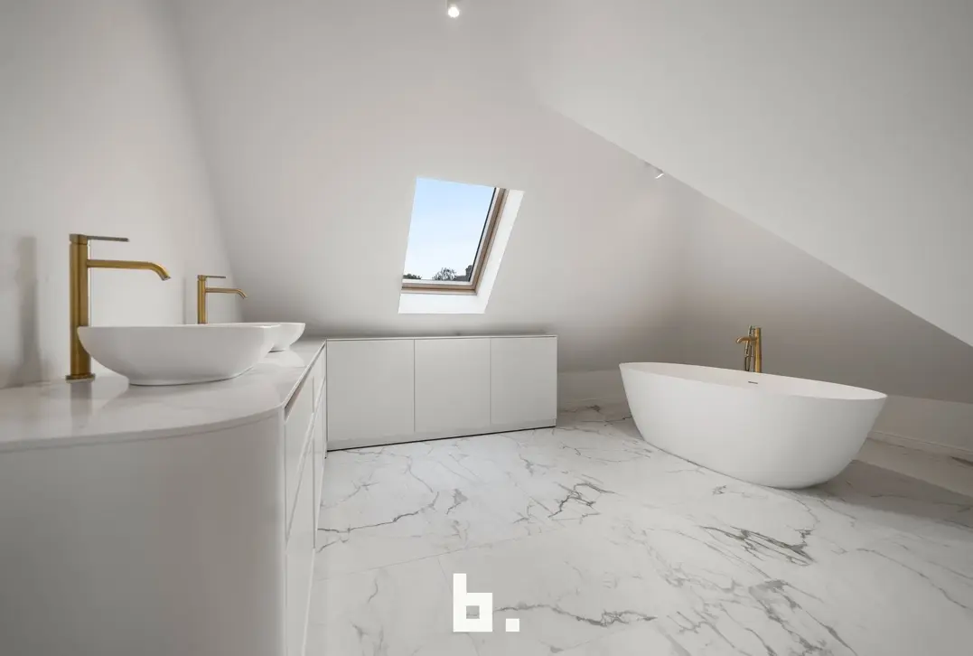 Een karaktervolle villa in uitgesproken cottagestijl, waar authentieke architectuur en hedendaags wooncomfort harmonieus samenkomen. De woning wordt omgeven doo - Oostkerke