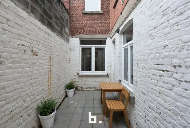 Op zoek naar een ruime en betaalbare woning met veel potentieel? Dan is deze gezellige rijwoning absoluut een bezoek waard!
Gelegen in een rustige st