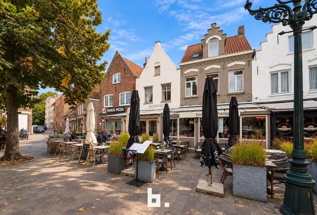 Dit veelzijdige handelspand biedt een unieke kans voor ondernemers dankzij de ideale ligging en uitgebreide faciliteiten.
Indeling:Gelijkvloers: Over