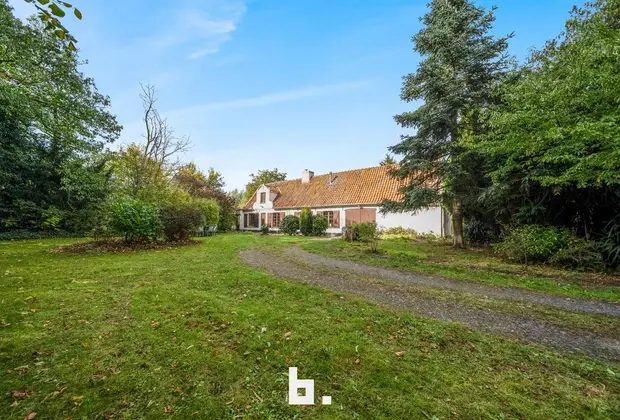 Deze fermette op een perceel van maar liefst 1333m² volledig omringd door agrarisch gebied bieden wij jullie te koop aan met een start prijs van 495.0