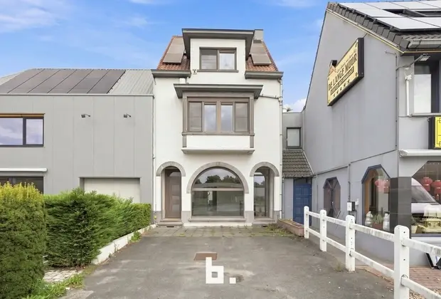 Verrassend ruime gezinswoning met 5 slaapkamers, handelsruimte en prachtig landelijk zicht - Moorslede