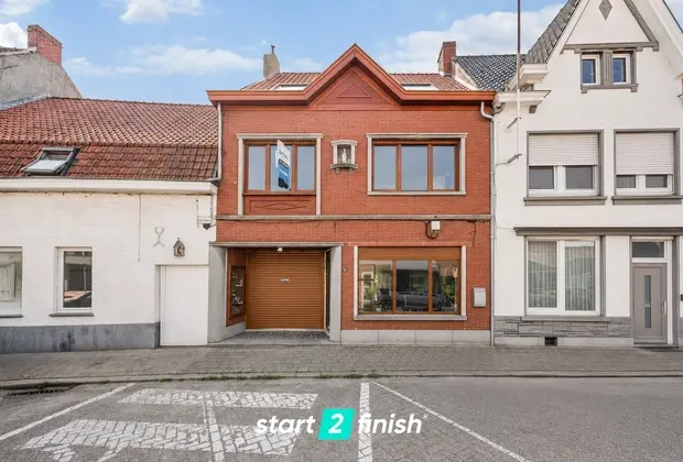 Ruime woning met potentieel op een gunstige ligging in Tielt - Tielt
