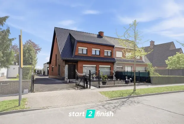 Ruime en veelzijdige woning met atelier op topligging in Izegem - Izegem