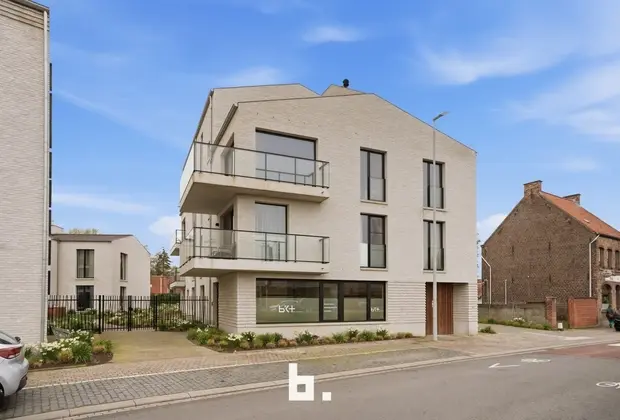 Instapklaar en lichtrijk handelspand van ca. 252 m² op strategische topligging in Rumbeke - Roeselare