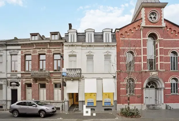 Ruim herenhuis / commercieel pand op toplocatie – veelzijdig en charmant! - Roeselare