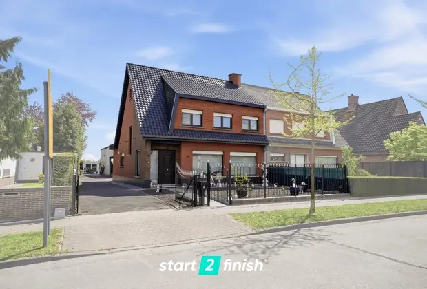 Ruime en veelzijdige woning met atelier op topligging in Izegem - Izegem