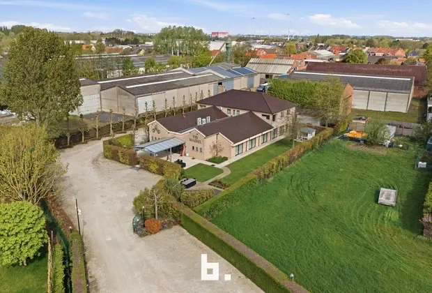 Unieke combinatie: Feestzaal met ruim appartement en grote parking te koop te Izegem! - Izegem