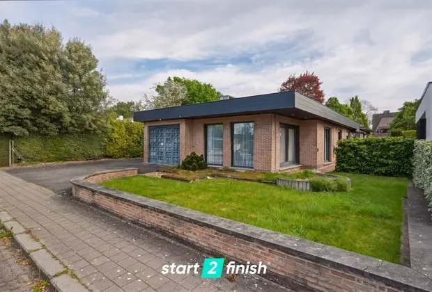 Ruime gelijkvloerse villa op 757 m² met dubbele garage en zonnige tuin - Roeselare