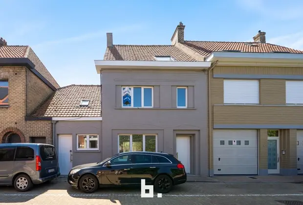 Volledig gerenoveerde woning met 4 slpks, 2 badkamers en mooie tuin op zeer centrale ligging te Gistel  - Gistel
