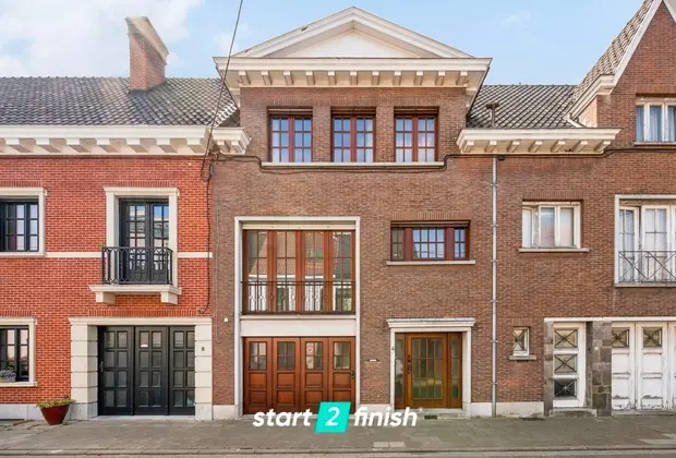 Ruime gerenoveerde bel-etagewoning met 4 slaapkamers, garage en tuin in hartje Roeselare - Roeselare
